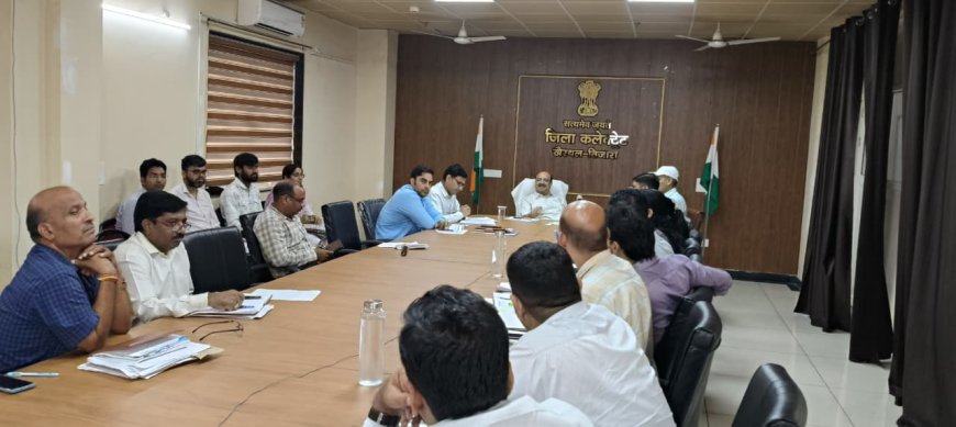 राजस्व विभाग के अधिकारियों की मासिक बैठक का हुआ आयोजन