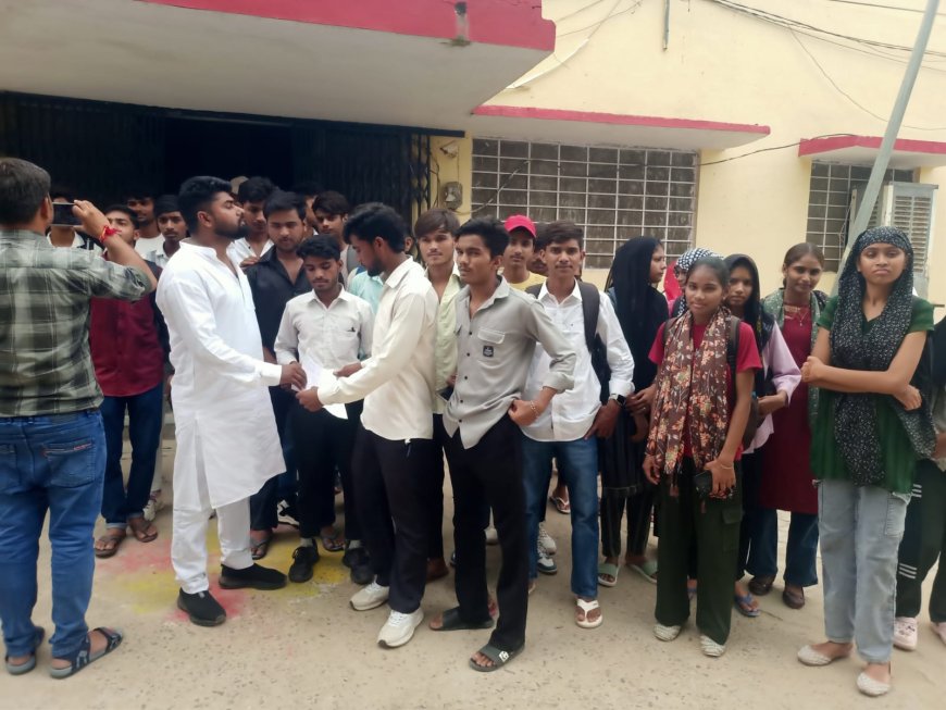 रामगढ़ कॉलेज की झज्जर हालत को लेकर उपखंड अधिकारी से मिले छात्र  व साफ सफाई को लेकर स्टाफ की कमी की पूर्ति को लेकर की नाराबाजी