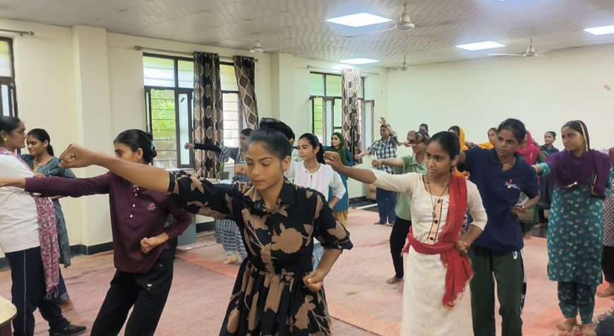 गोविन्दगढ़ : रानी लक्ष्मीबाई महिला आत्मरक्षा प्रशिक्षण कार्यक्रम में छात्राओं को आत्मरक्षा के गुर सिखाए