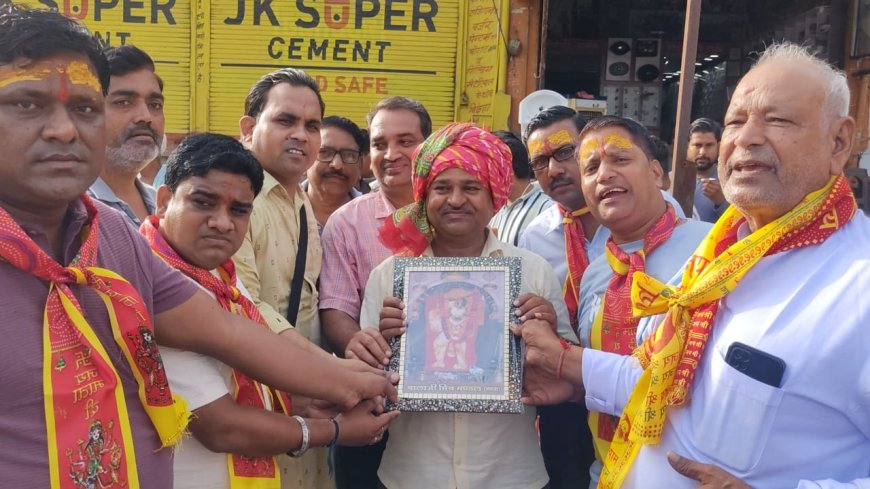 महुवा से मेहंदीपुर बालाजी तृतीय पैदल यात्रा को कूबड़ी वाले बालाजी के मंदिर सेहनी झंडी दिखाकर किया रवाना