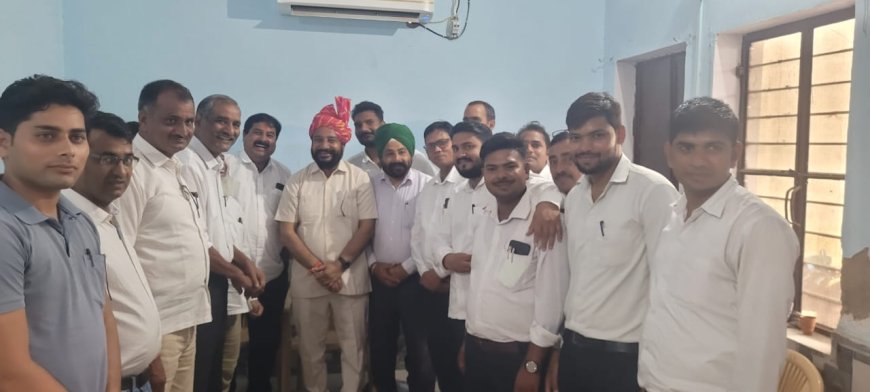 रामगढ़ बार एसोसिएशन ने रामगढ़ विधायक सुखवंत सिंह का साफा बांधकर किया स्वागत