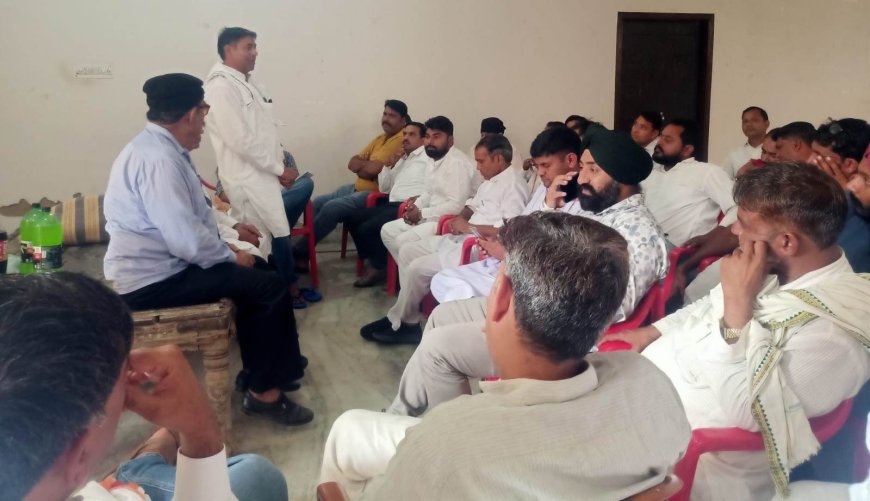 रामगढ़ में कांग्रेस कार्यकर्ताओं की पंचायती राज व नगर निकाय चुनाव को लेकर बैठक