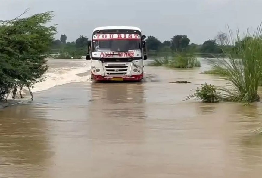 ड्राइवर ने बहते पानी में उतारी बस :45 यात्रियों की जान डाली खतरे में, बस ने करीब 30 सैकण्ड में किया रपट को पार