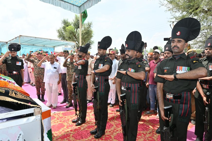 शहीद इकबाल खान सुपुर्द ए खाक: सांसद, विधायक सहित कलेक्टर-एसपी ने दी श्रद्धांजलि,झुंझुनू से लालपुर तक निकाली तिरंगा यात्रा