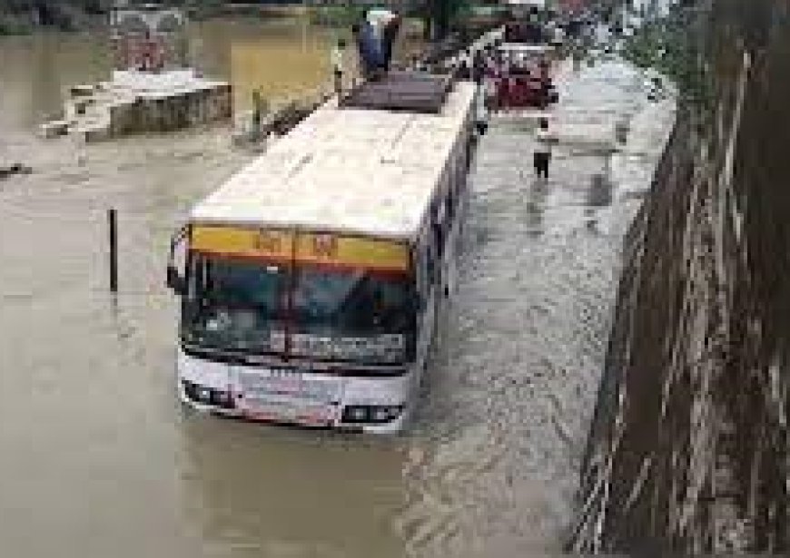 पानी के तेज बहाव में सवारियों से भरी बस निकालने वाले वाहन चालक व परिचालक का लाइसेंस होगा निलंबित