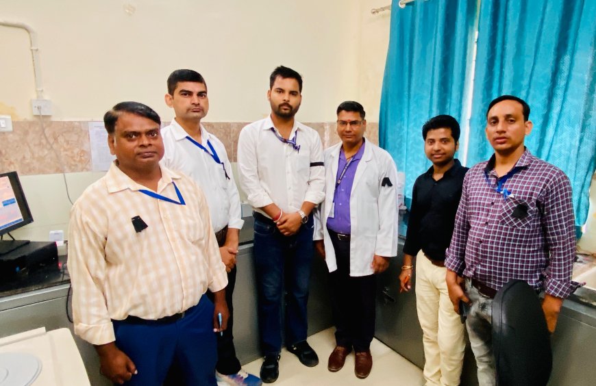 लैब टेक्निशियन ने काली पट्टी बांध कर जताया विरोध