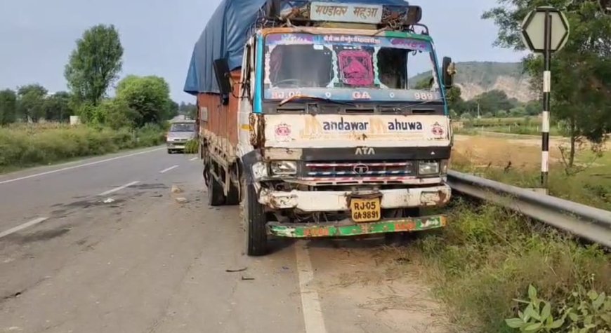 ट्रक की टक्कर से एक बाइक सवार व्यक्ति की मौत: 2 घायल, अलवर रैफर