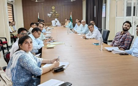 साप्ताहिक समीक्षा बैठक :मौसमी बीमारियों की रोकथाम हेतु चिकित्सा अधिकारियों को दिए निर्देश