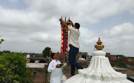 पालड़ीजाेड़ गांव के रामदेवजी मंदिर शिखर पर कांग्रेस प्रत्याशी मेवाड़ा ने ध्वजा चढाई
