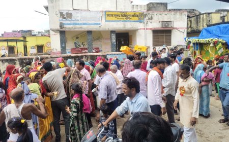 पद यात्रियों का किया स्वागत,जगह-जगह पुष्प वर्षा :डीजे की धुन भजनों पर नाचते गाते निकले पदयात्री