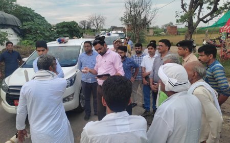 भरतपुर :जिला कलक्टर ने अधिकारियों की टीम के साथ जलभराव एवं क्षतिग्रस्त सड़कों का लिया जायजा