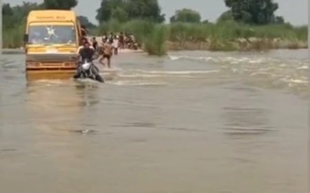 स्कूल बस ड्राइवर ने बच्चों की जान खतरे में डाली, गंभीर नदी में उतारी स्कूल बस