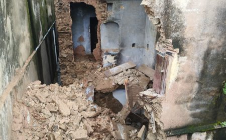 बरसात के चलते हुए पुराने छात्रावास का हिस्सा ढहा समीप मंदिर के छज्जे हुए क्षतिग्रस्त आई दरार