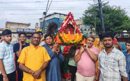 खैरथल के सीताराम मंदिर से निकला हिंडोला:  ठाकुर जी ने किया नगर भ्रमण, श्रद्धालुओं ने भजन-कीर्तन के साथ किया स्वागत