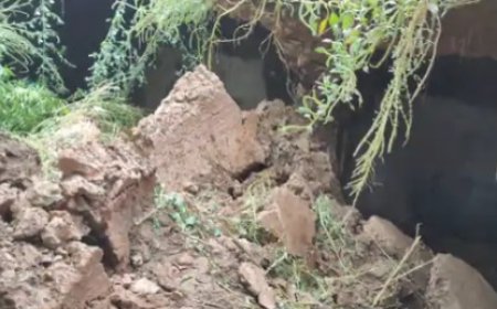 मकान की छत गिरी, एक की मौत: धमाके की आवाज सुन लाइब्रेरी में पढ़ रहे बच्चे बचाने आए, अस्पताल में दम तोड़ा