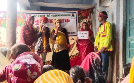 सार्वजनिक स्थलों पर नुक्कड़ नाटकों के माध्यम से जन-जागरूकता सबंधी गतिविधियों की जानकारी प्रदान की