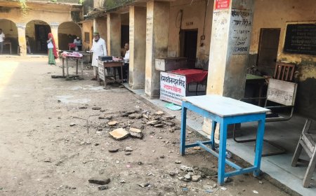 तहसील कार्यालय में छज्जे से गिरा मलवा, दो हुए घायल