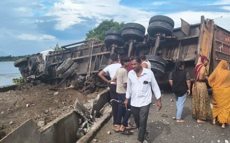 गुरलां बस स्टैंड पर ट्रेलर पलटा जनहानि नहीं हुई