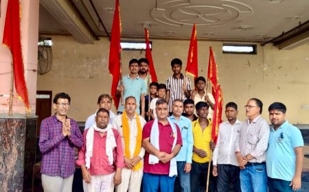 श्रीरामकला मंच के सदस्यों व पात्रों ने किया  हनुमान जी की ध्वजा व बल्ली पूजन