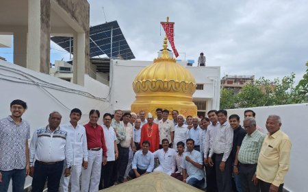 श्री चन्दाप्रभु दिगंबर जैन मंदिर के शिखर पर चढ़ाई ध्वजा – समाजजन बने  मंगलाचरणीय आयोजन के साक्षी