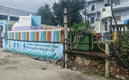 सड़क के बीच व बाजारों में खुले ट्रांसफार्मर दे रहे हादसों को न्यौता