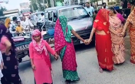 कठूमर में पीने के पानी से परेशान महिलाओं ने चक्का जाम कर किया प्रदर्शन:वाहनों की रोड पर लगी लंबी कतार, कस्बेवासी रूपयो से पानी खरीदने को मजबूर