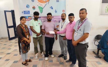 प्रधानमंत्री जीवन ज्योति बीमा योजना के तहत बीमा की सहायता राशि का चैक सौंपा