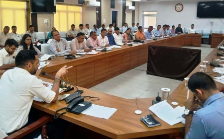 जिला कलक्टर की अध्यक्षता में साप्ताहिक समीक्षा बैठक आयोजित, सभी विभाग विकास कार्यों को समय पर पूरा करायें - जिला कलक्टर