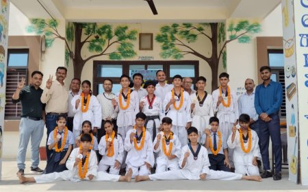 सरस्वती विधा मंदिर माध्यमिक स्कूल खैरथल में विजताओ का किया सम्मान