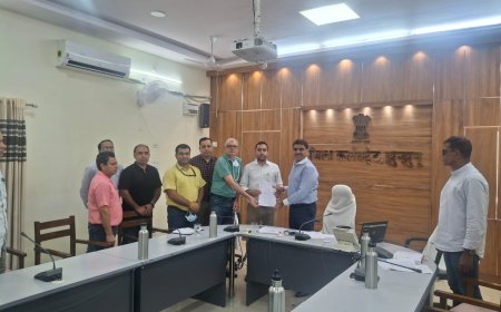 राजकीय बीडीके अस्पताल झुंझुनूं के सेवारत चिकित्सकों ने नियमित टीचिंग फैकल्टी में समायोजन करने हेतु सौपा पत्र