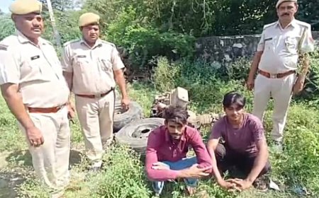 पिकअप चोरी के आरोप में दो गिरफ्तार