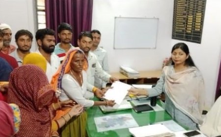 पानी के किल्लत से प्रेसान महिलाओं ने एसडीएम मुंडावर को सौंपा ज्ञापन
