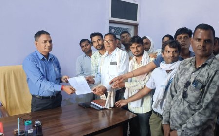 कठूमर में विद्युत कर्मचारियों ने अपनी मांगों को लेकर अधिशासी अभियंता को सोपा ज्ञापन