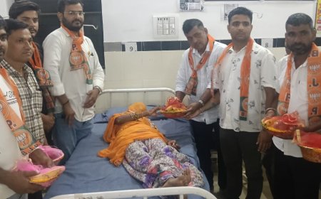 भाजपा कार्यकर्ताओं नेअस्पताल में मरीजों को फ्रूट वितरण की