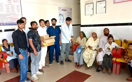 वर्ल्ड फार्मासिस्ट डे पर मरीजों को फल किए  वितरित