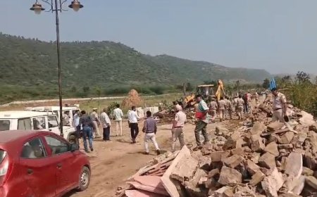 अवैध अतिक्रमणों को ध्वस्त कर सौ बीघा जमीन मुक्त कराई