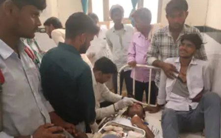 अनियंत्रित पिकअप ने ई-रिक्शा को मारी टक्कर 5 विद्यार्थियों सहित 7 घायल