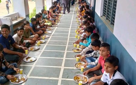 श्री राम मंदिर ट्रस्ट वं सेवा भारती की ओर से उच्चैन मे कन्या पूजन कर खिलाए पकवान