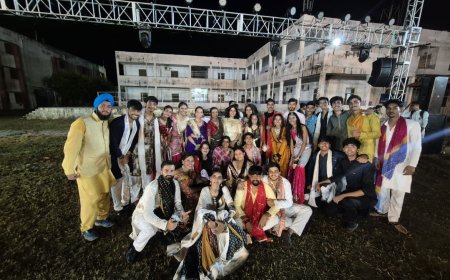 नवरंग संगम 2025 में डांडियों की खनक से गूंजा संगम विश्वविद्यालय प्रांगण