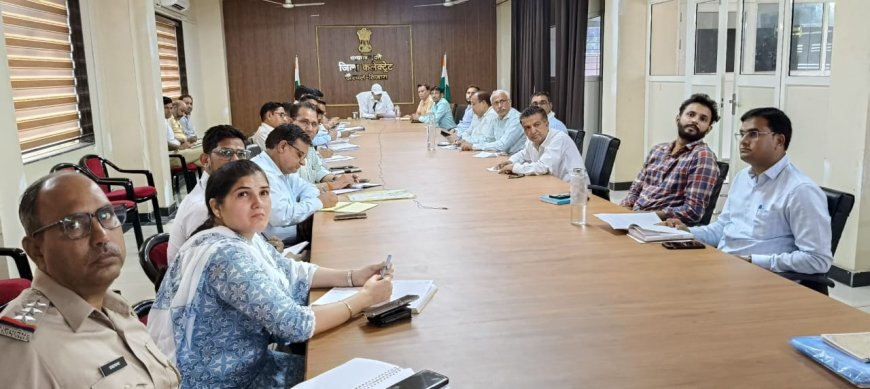 साप्ताहिक समीक्षा बैठक :मौसमी बीमारियों की रोकथाम हेतु चिकित्सा अधिकारियों को दिए निर्देश