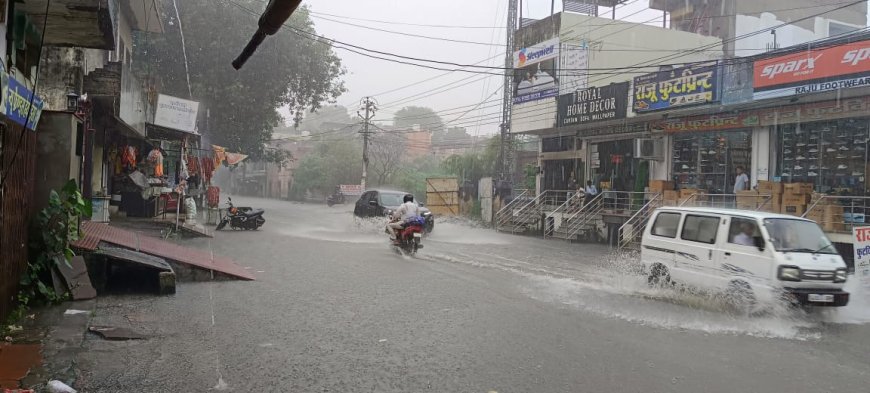 अलवर:पानी का निकास नहीं होने बरसात से सड़कें बनी दरिया