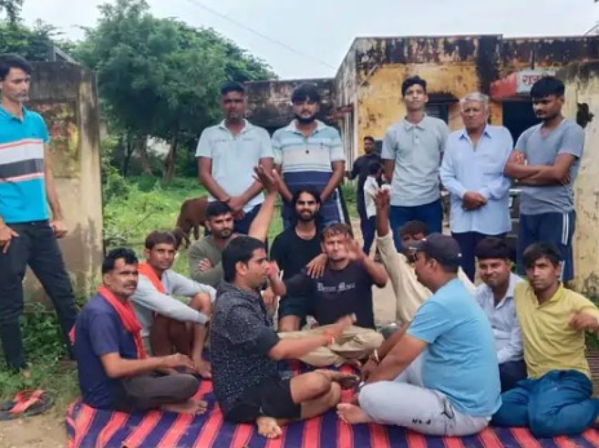 ईटेडा में रेफरल अस्पताल निर्माण में घटिया सामग्री का उपयोग: ग्रामीणों ने भवन को ताला लगाने की चेतावनी दी, अस्पताल के बाहर दिया धरना