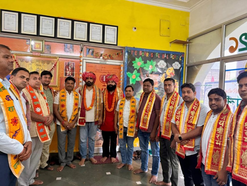 श्री बालाजी भक्त मंडल महुवा द्वारा समाज सेवा कार्यों को लेकर द बोहरा ग्लोबल स्कूल निदेशक विनय बोहरा का का किया सम्मान