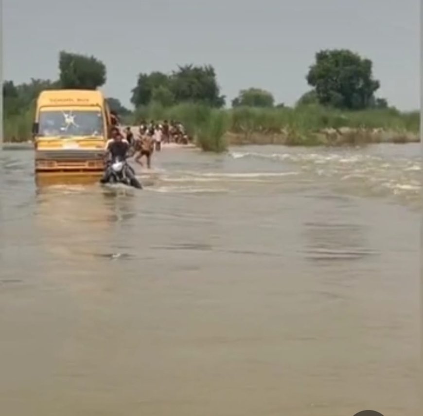 स्कूल बस ड्राइवर ने बच्चों की जान खतरे में डाली, गंभीर नदी में उतारी स्कूल बस