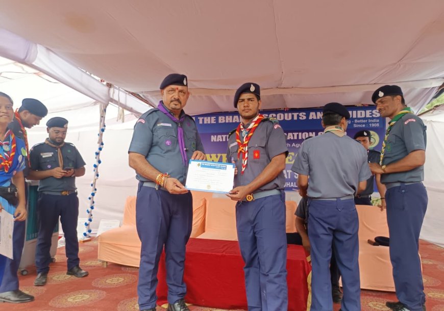 राष्ट्रीय एकता शिविर  में अलवर के रोवर भूपेंद्र सिंह नरूका और मनमोहन को किया सम्मानित