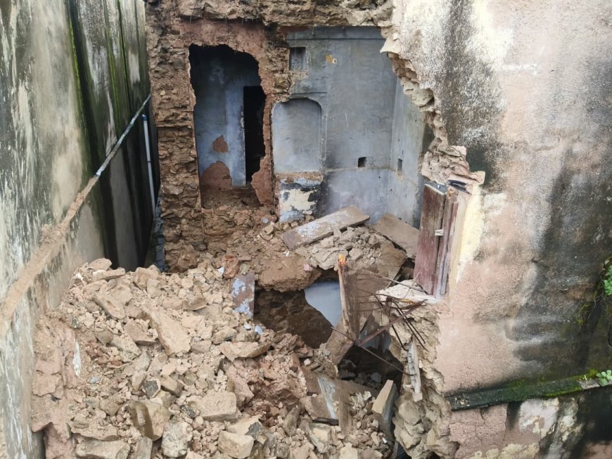 बरसात के चलते हुए पुराने छात्रावास का हिस्सा ढहा समीप मंदिर के छज्जे हुए क्षतिग्रस्त आई दरार