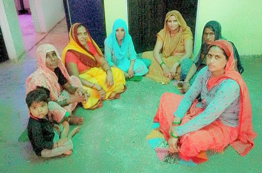 अर्रूवा में ग्राम साथिन ने जाजम बैठक कर महिलाओं को दी विभिन्न योजनाओं की जानकारी