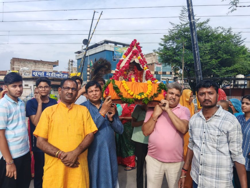 खैरथल के सीताराम मंदिर से निकला हिंडोला:  ठाकुर जी ने किया नगर भ्रमण, श्रद्धालुओं ने भजन-कीर्तन के साथ किया स्वागत