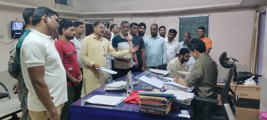 घाट केनाल के पानी की समस्या को लेकर उपखंड अधिकारी को सौंपा ज्ञापन