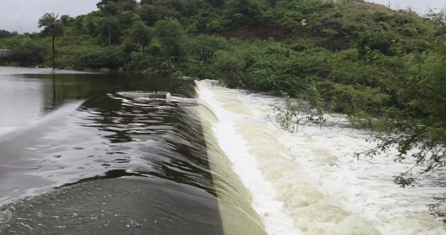 गुरलाँ में  तेज बारिश ने रणजीत सागर तालाब पर 2 फिट ऑवर फ्लो पर्यटकों का आकर्षण स्थल बना